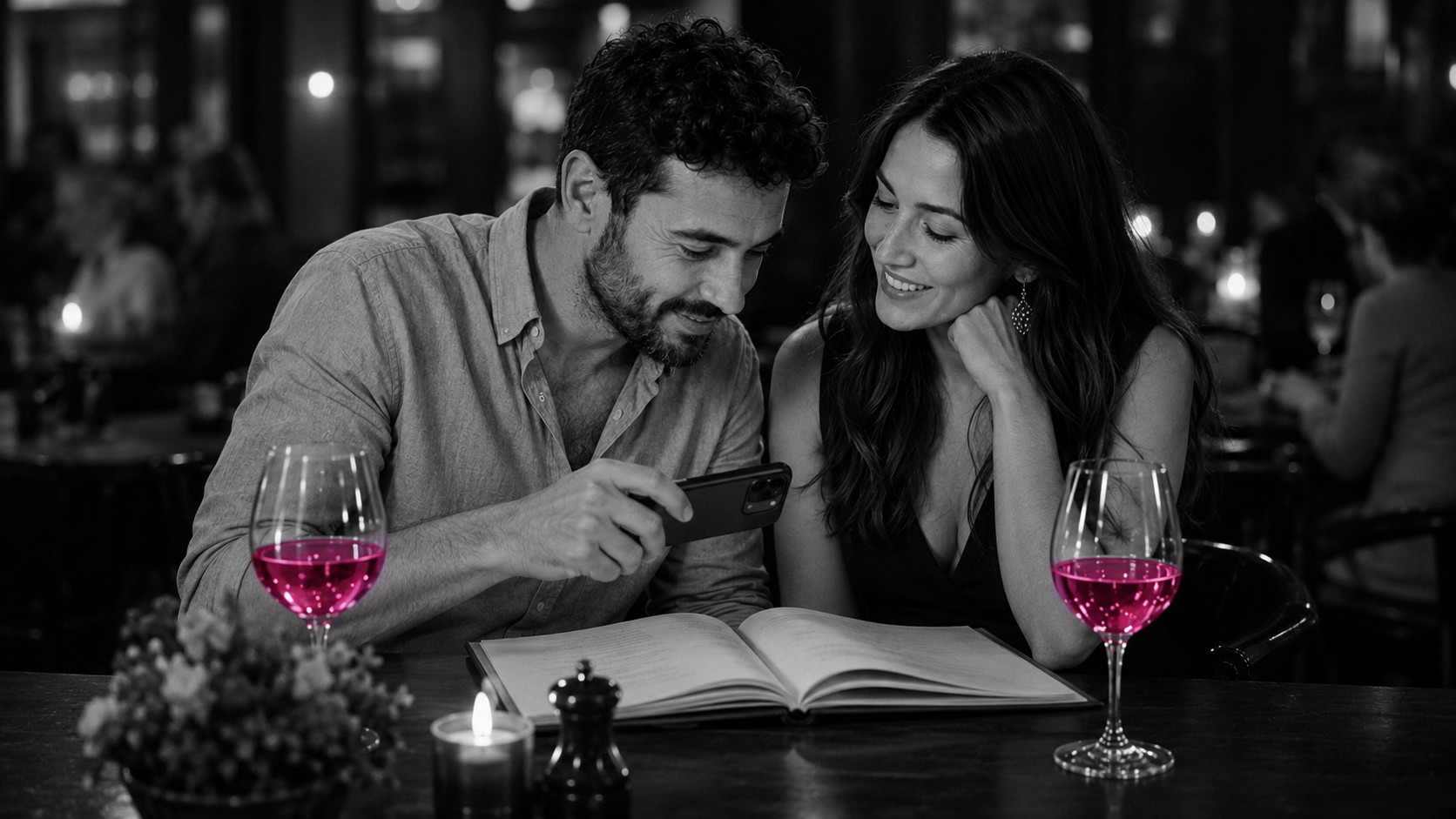 Él fotografía la carta de vinos con el móvil, el vino brillando en magenta