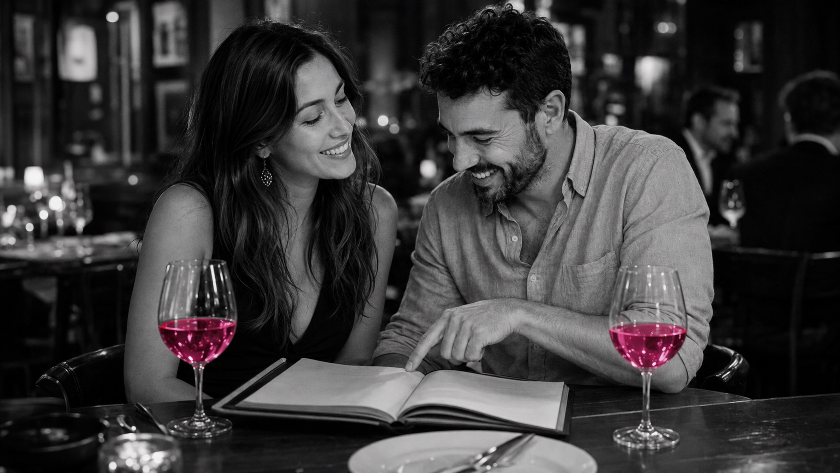 Lucía y su pareja inclinados sobre la carta de vinos en un restaurante, en blanco y negro, el vino brilla en magenta