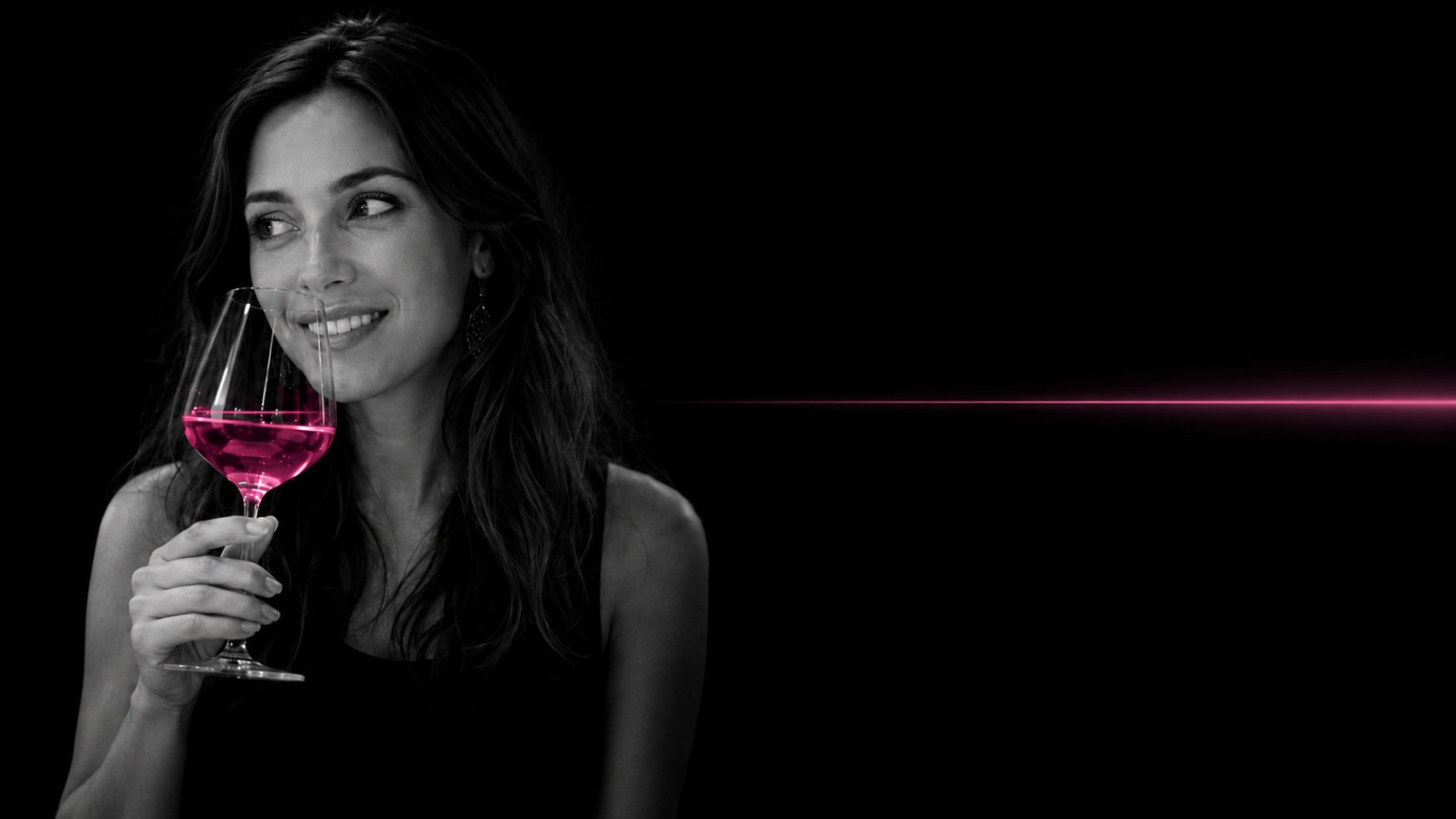 Lucía tras una copa de vino, en blanco y negro con una línea de luz magenta