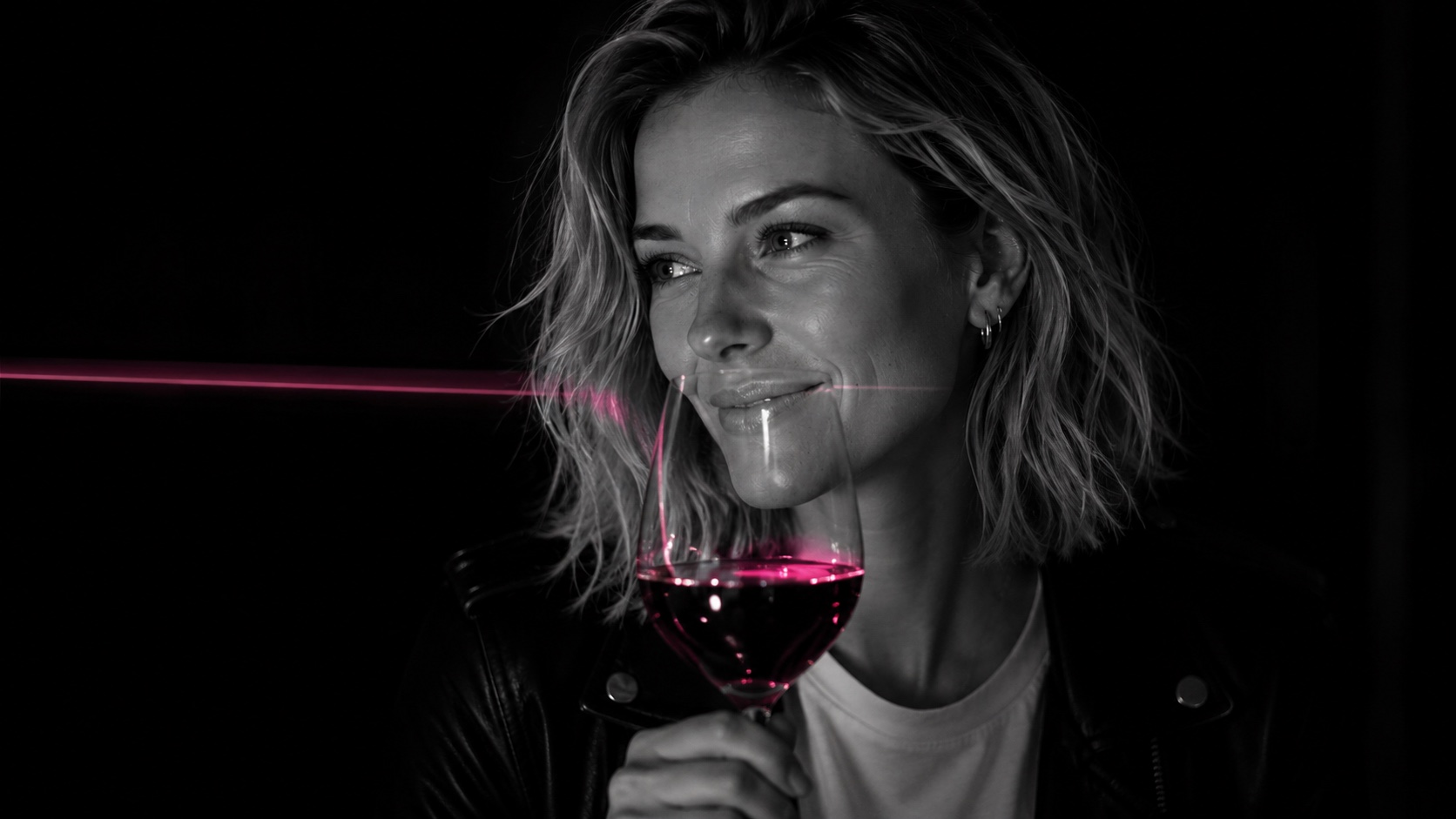 Emma hinter einem Weinglas, Schwarzweiß mit magentafarbener Lichtlinie